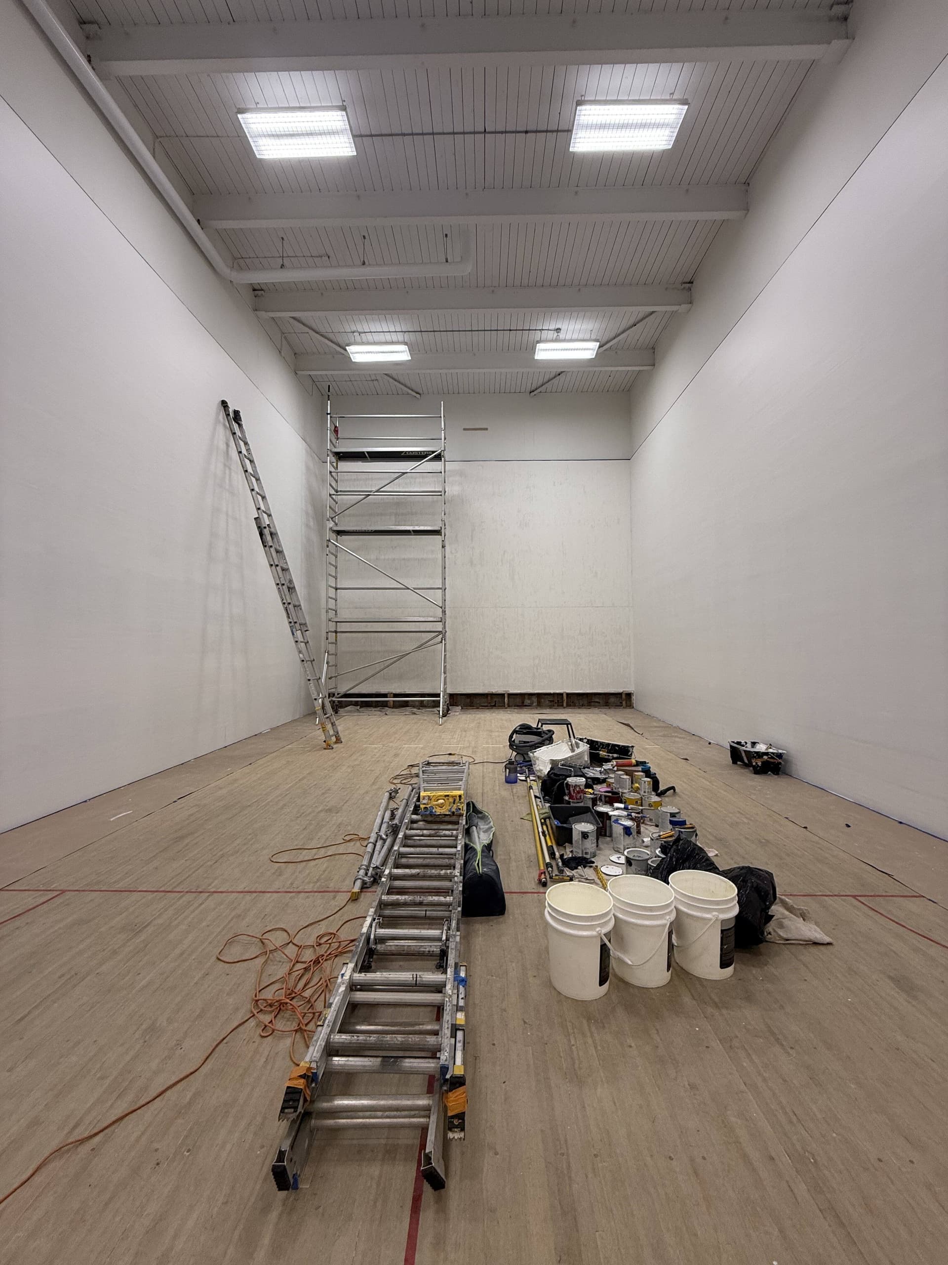 Doubles court, stripped