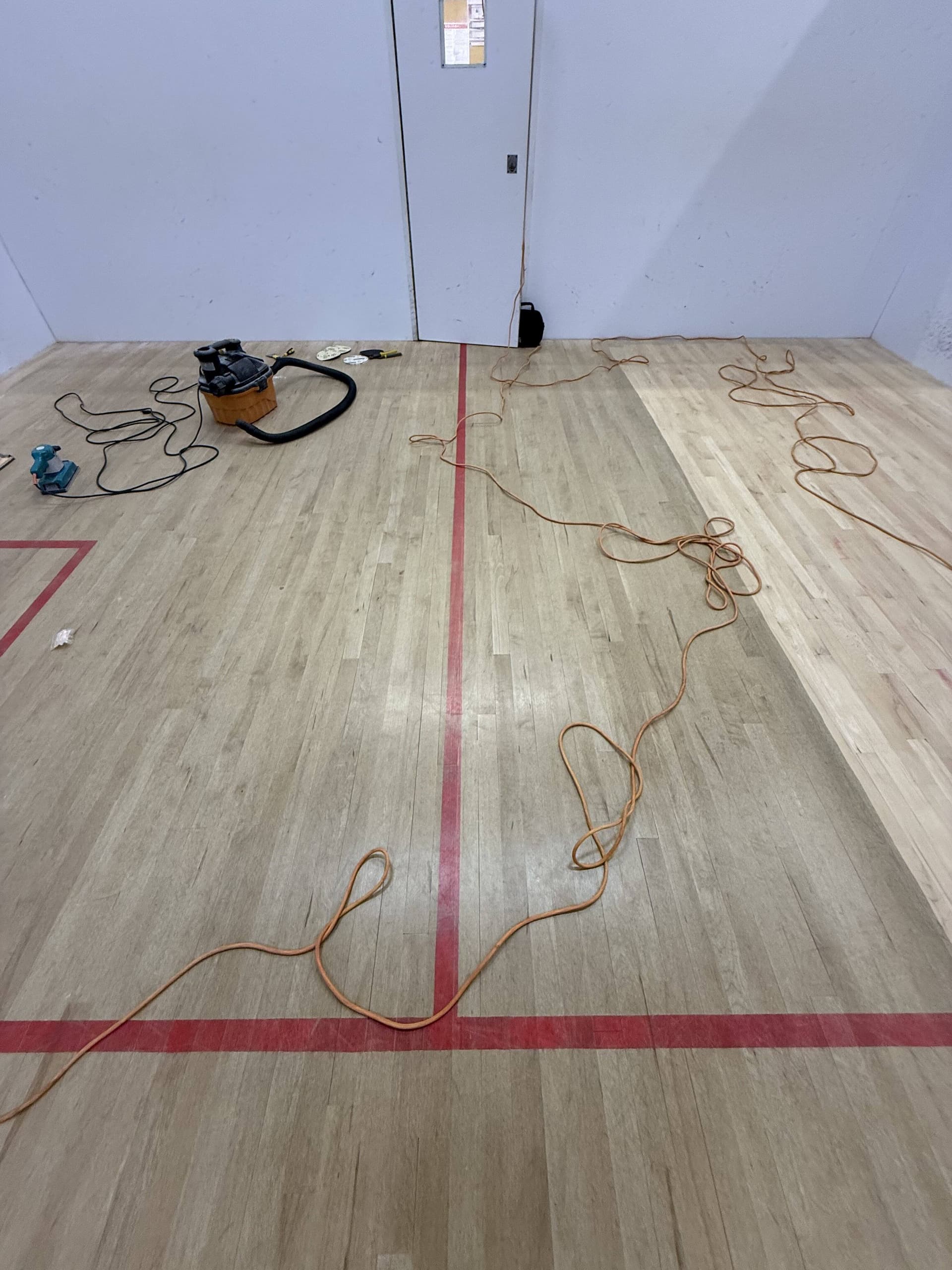 Singles court, taping the lines